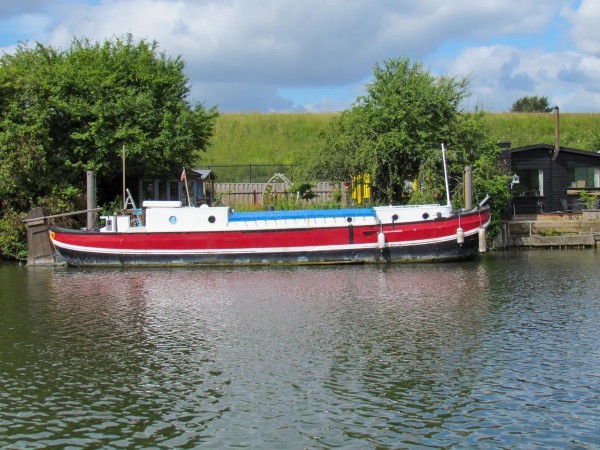 One-bed houseboat, Chertsey, £95,000