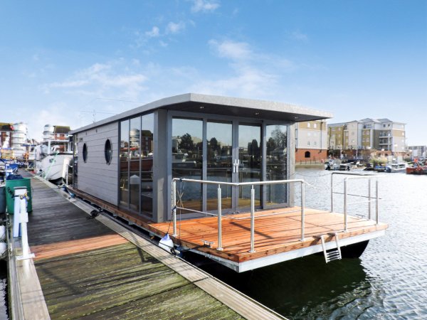 Two-bed houseboat, St Neots, Cambridgeshire, £155,000 - exterior