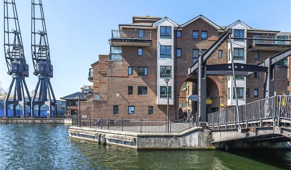 Two-bedroom flat on the Isle of Dogs