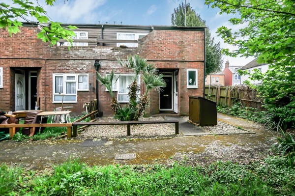 One-bedroom garden flat, Frayslea, Uxbridge, £265,000