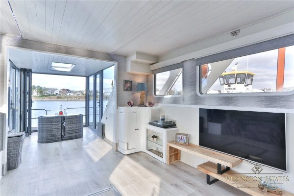 Three-bed houseboat, Boardwalk Place, London, £375,000 - interior