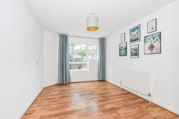 One-bedroom garden flat, Frayslea, Uxbridge, £265,000 - interior