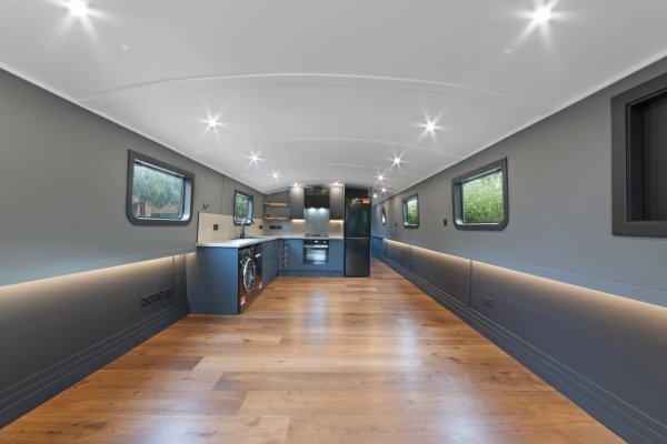 One-bed houseboat, Sawbridgeworth, Hertfordshire, £189,995 - interior