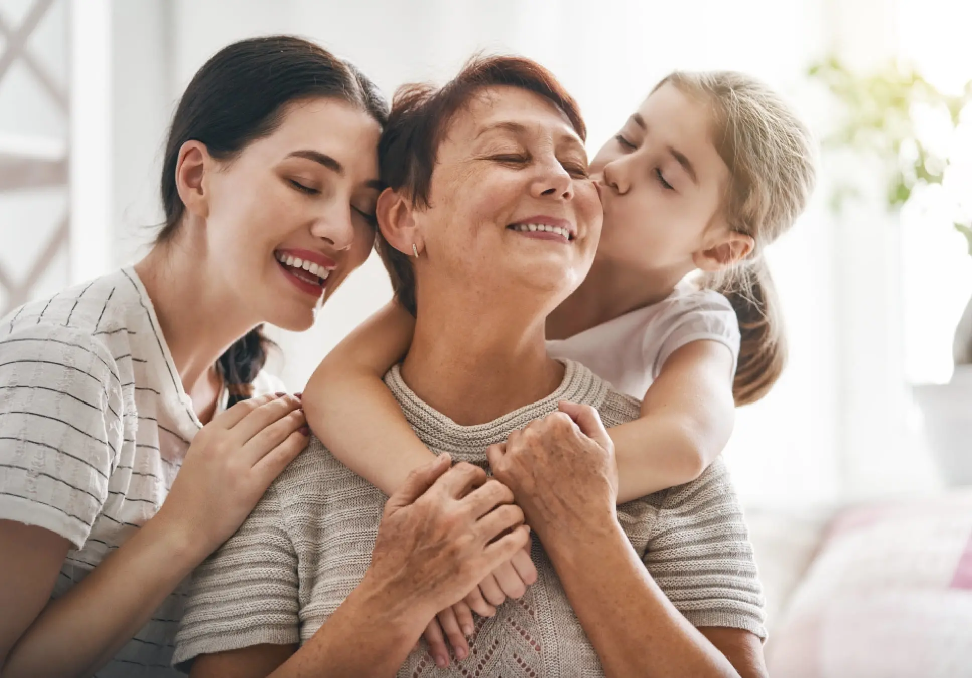 Hija y nieta mostrando afecto y cuidado hacia la madre