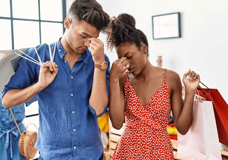 ¿Cómo combatir el cansancio? Pareja de adultos sintiéndose cansados después de ir de compras