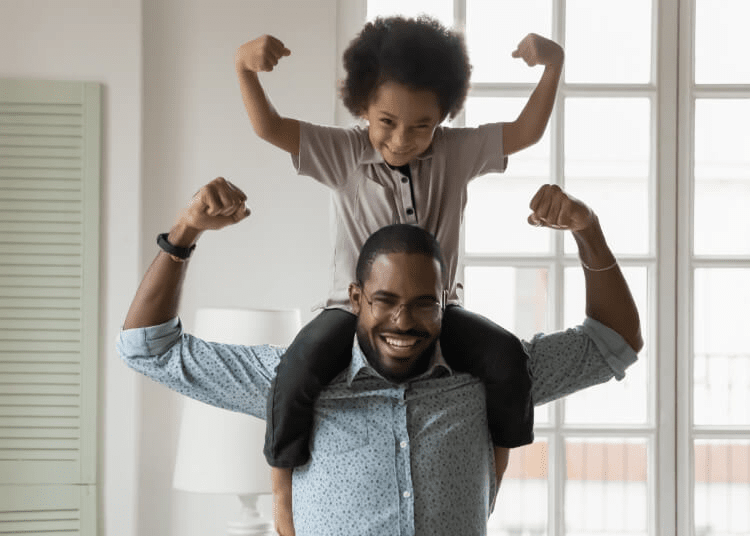 Padre e hijo mostrando fuerza por mantener un balance de vitaminas saludable 