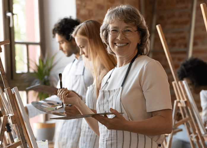 Mujer mayor de 50 años pintando recargada de energía 