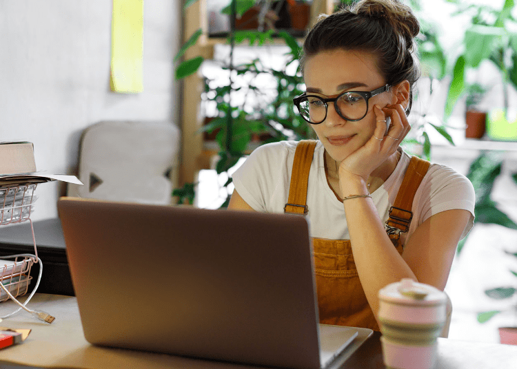 Mujer joven trabajando en su computadora