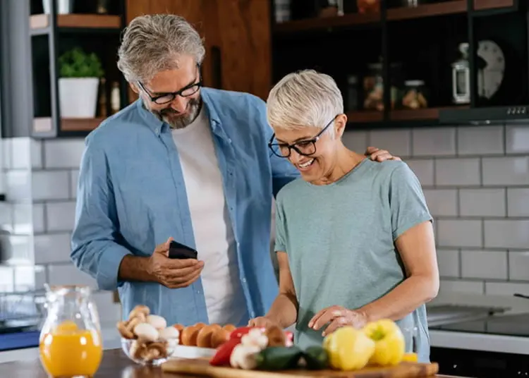 Pareja de adultos mayores de 50 años comiendo saludable