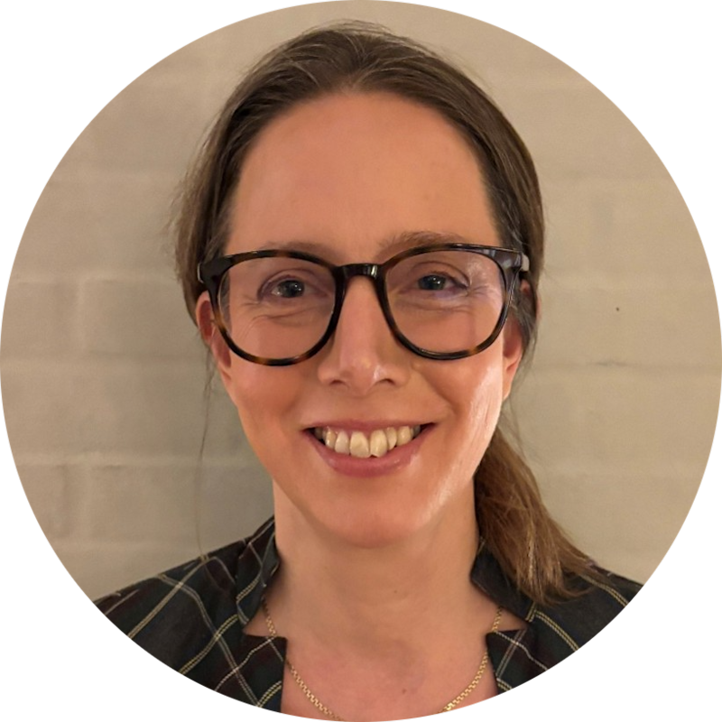 Hannah Katznelton headshot, smiling.