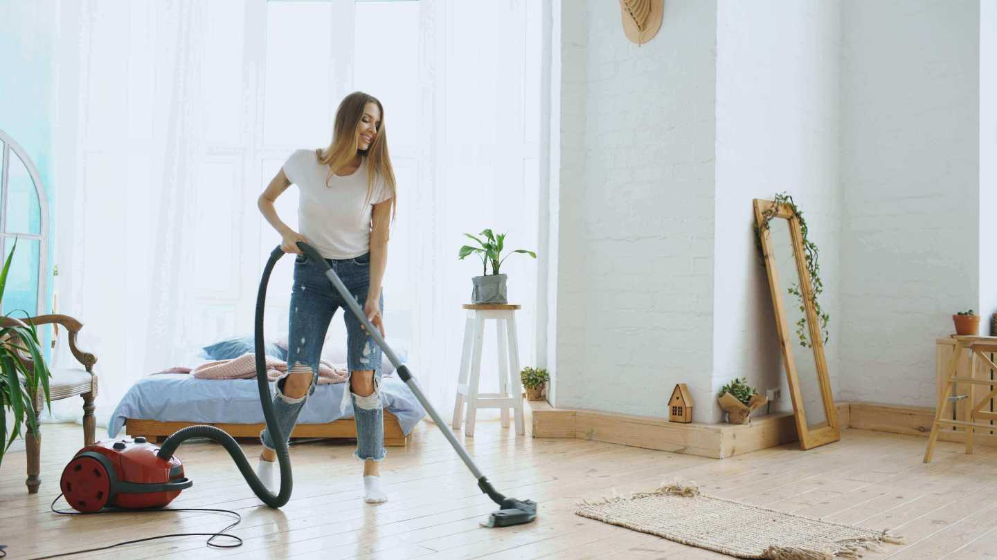 Cleaning a floor – from vacuuming to dry mopping, using vinegar and more