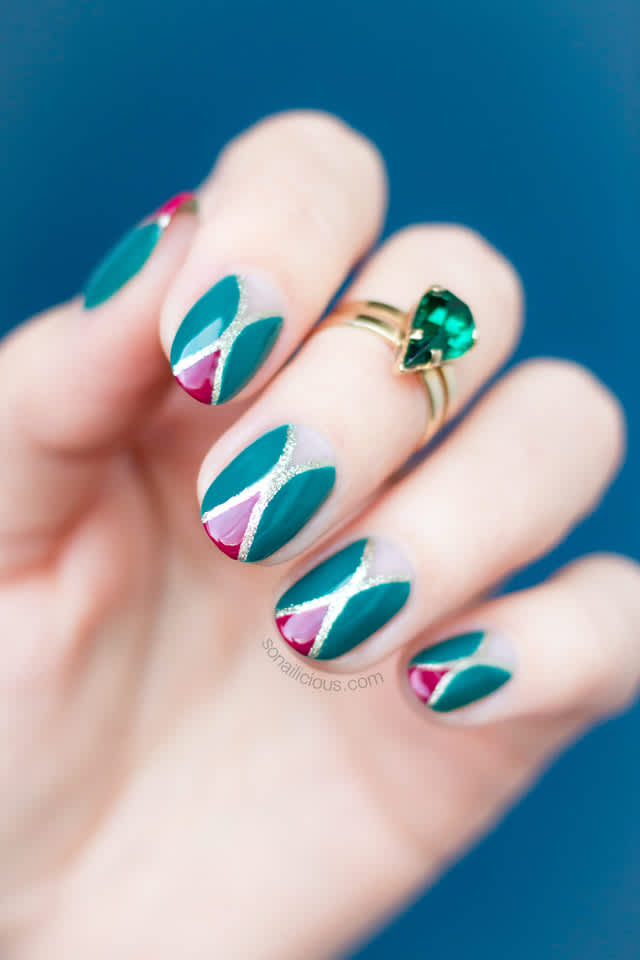 Christmas manicure with green, red & gold Fabergé-egg pattern 
