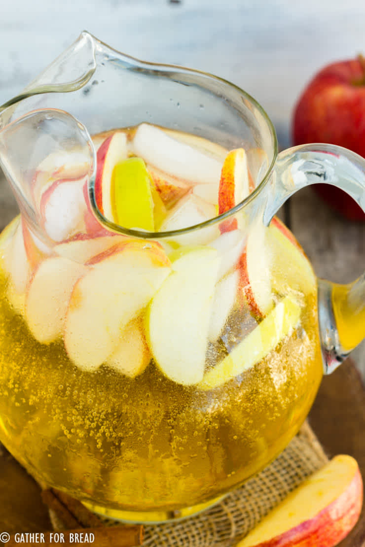 Glass pitcher with sparkling apple cider & apple slices