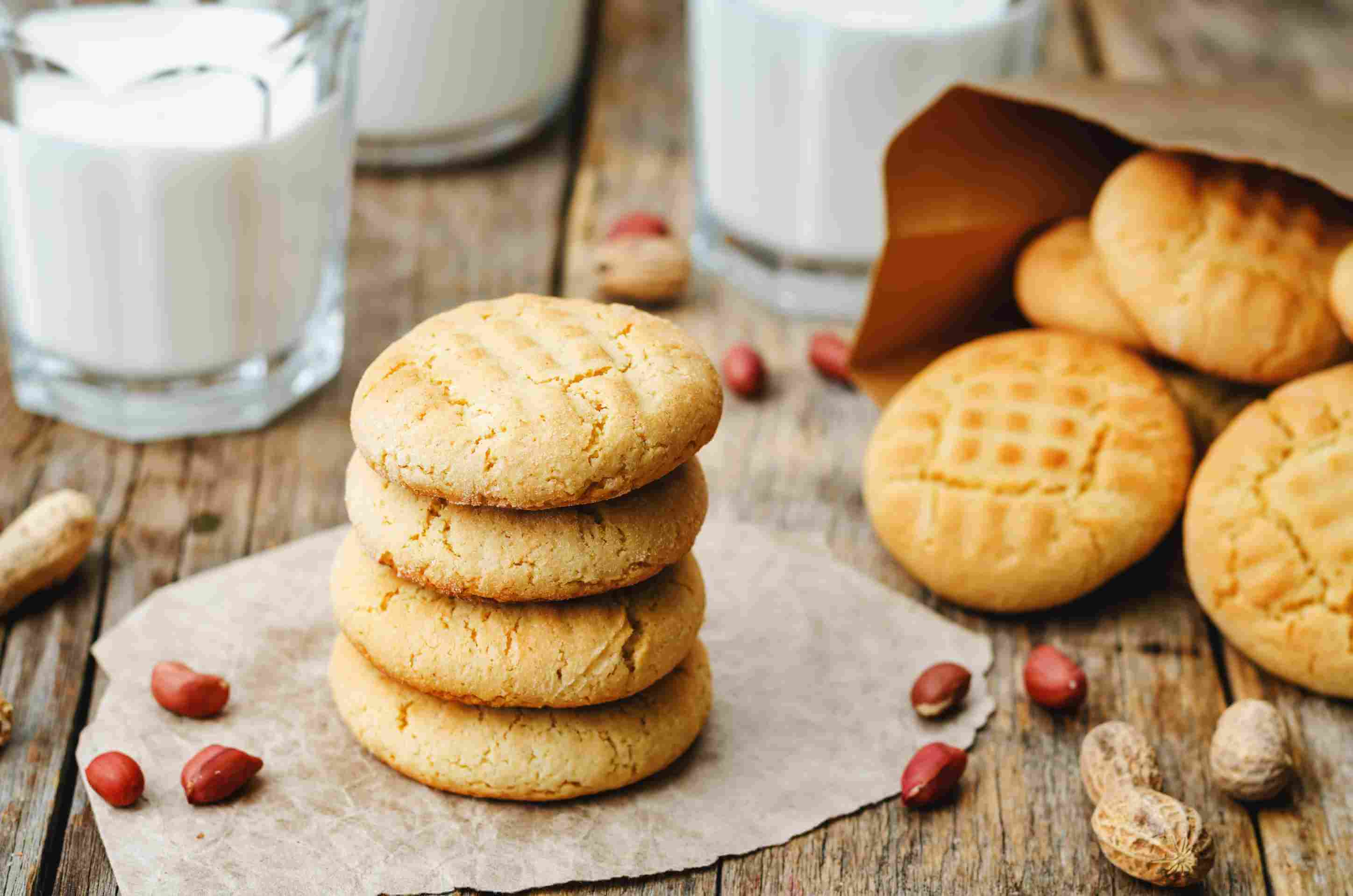 Peanut butter cookies with milk