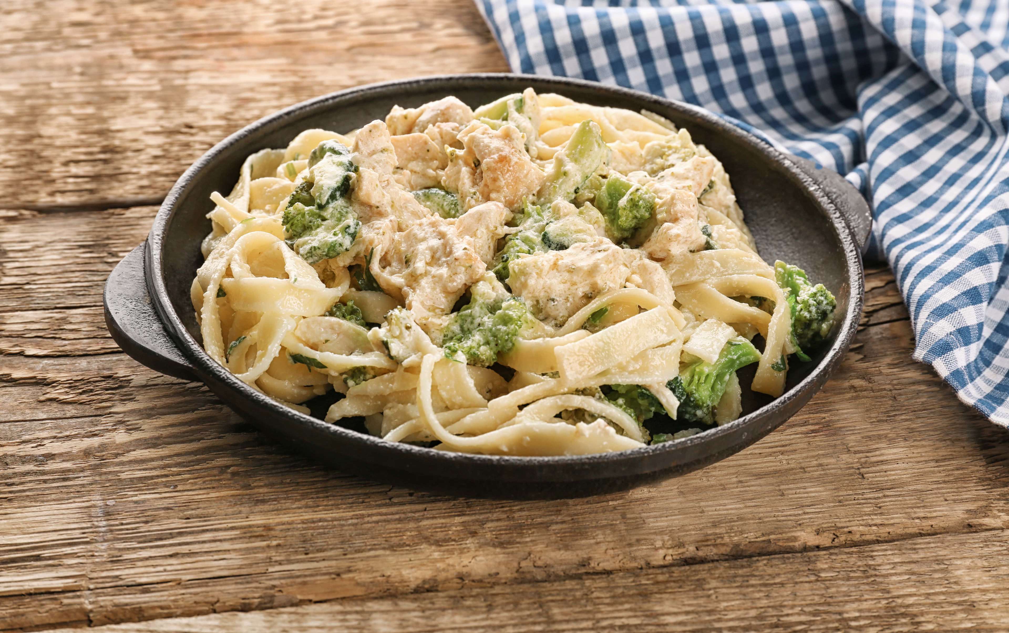 61bcc7abc9b13a3a027d1856_Frying%20pan%20with%20delicious%20chicken%20Alfredo.jpeg