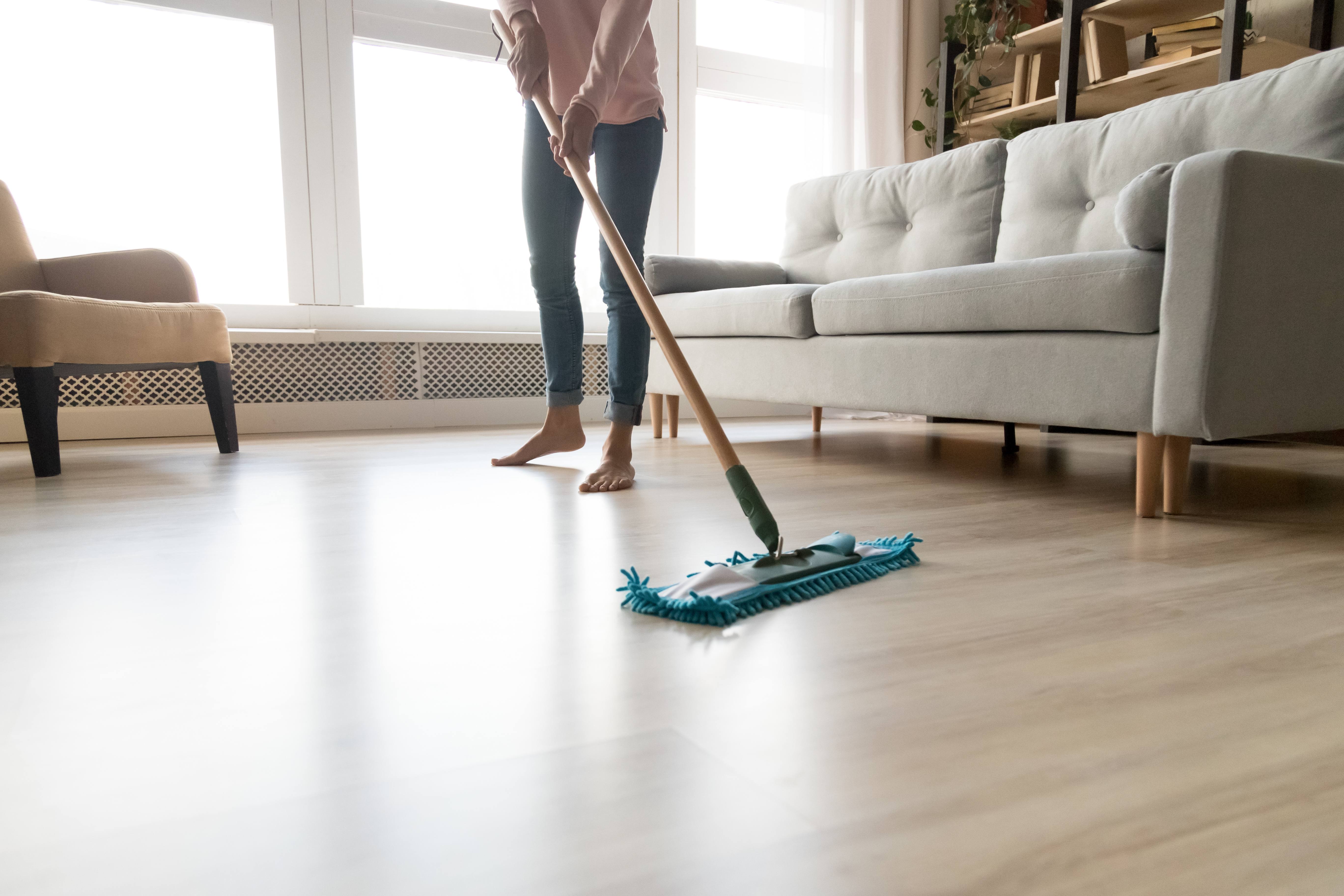 Cleaning a floor – from vacuuming to dry mopping, using vinegar and more