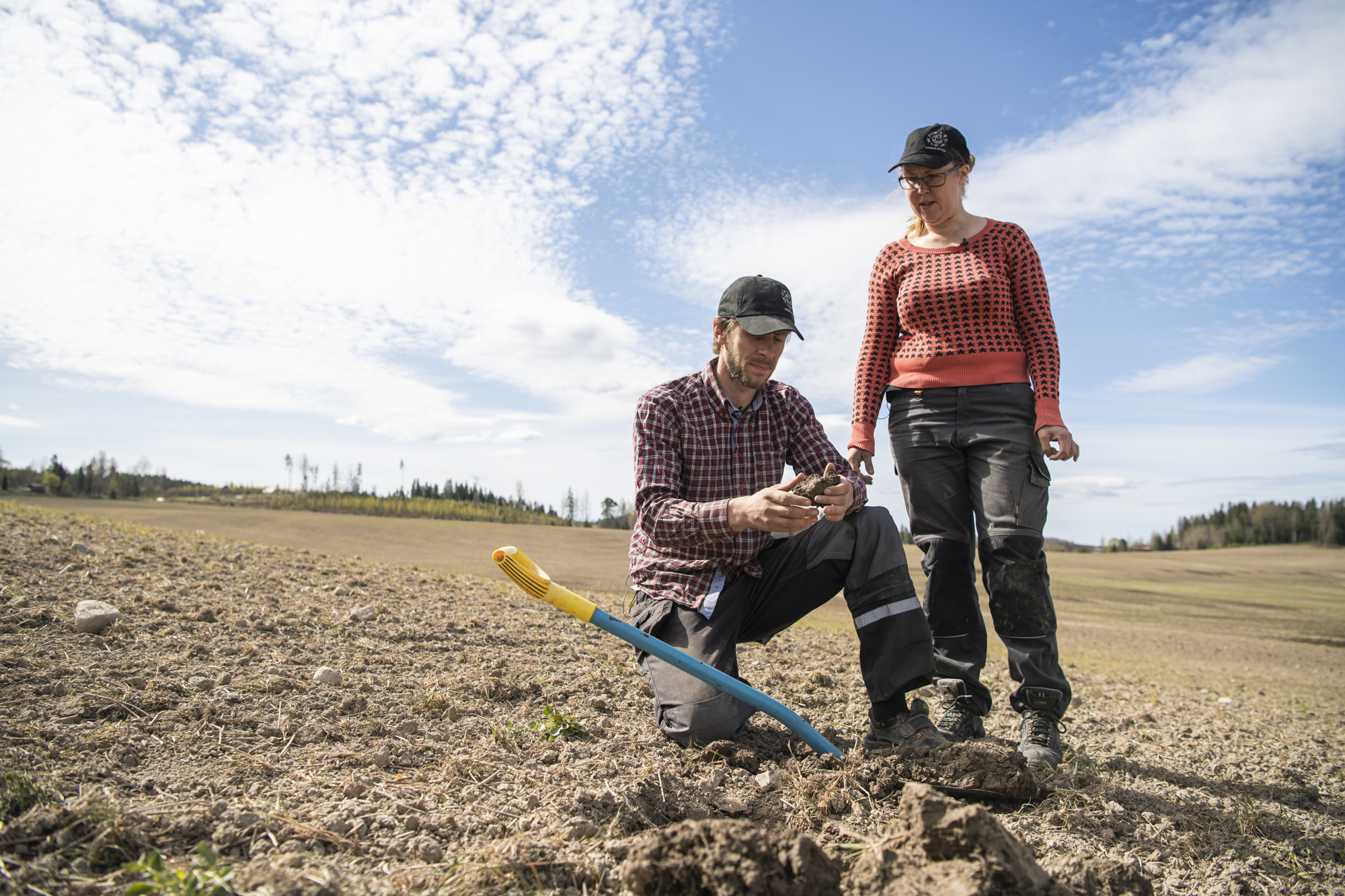 Kuva 21. Sirkku Puumala ja Patrick Nyström tarkkailevat maan kasvukuntoa ja rakennetta säännöllisesti. Kuva: Kimmo Syväri.