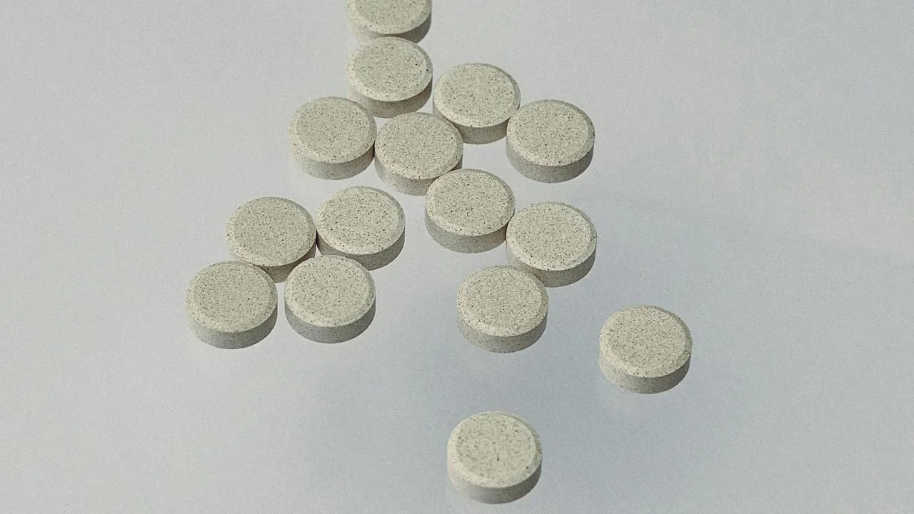 Plusieurs pilules de MDMA, composées de poudre blanche compressée.