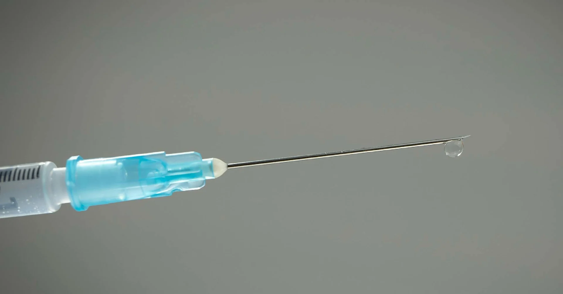 La pointe d'une seringue.