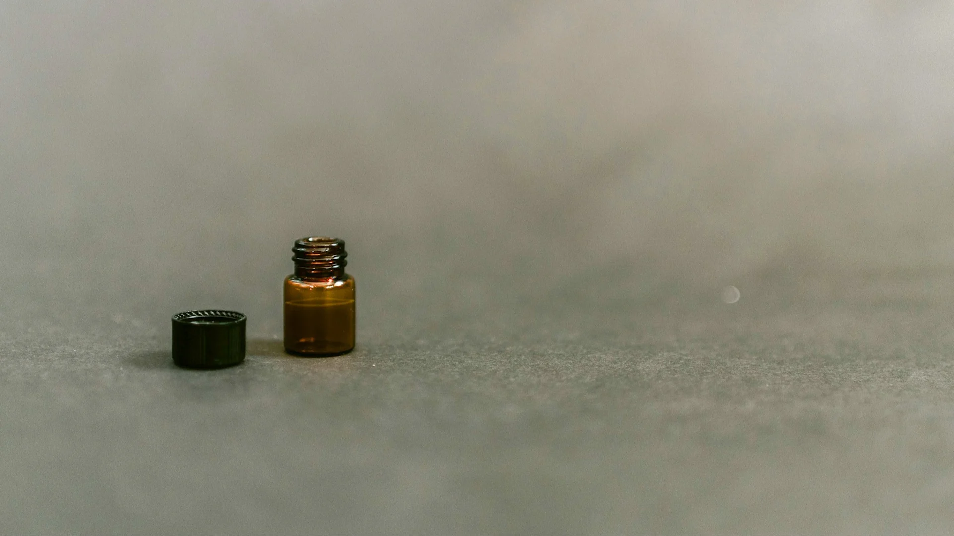 Une petite bouteille de ouverte.