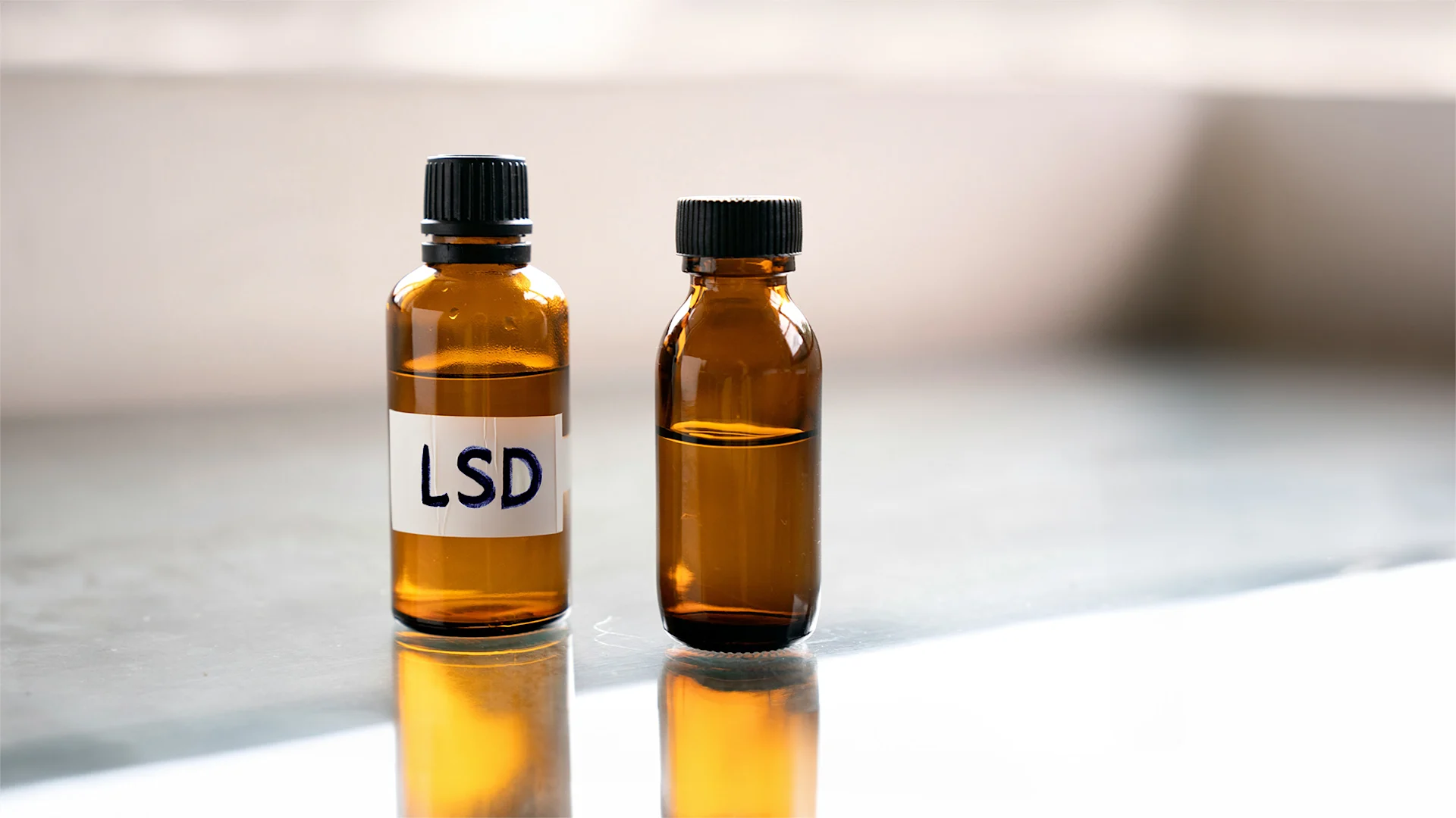Deux petites bouteilles de LSD.