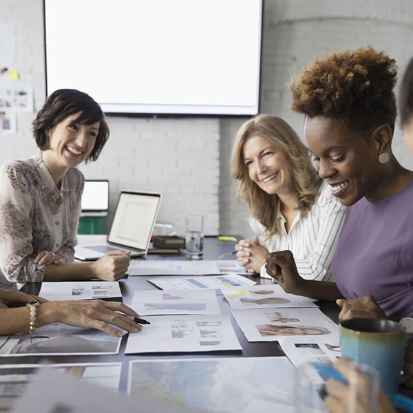 mulheres que trabalham no escritório