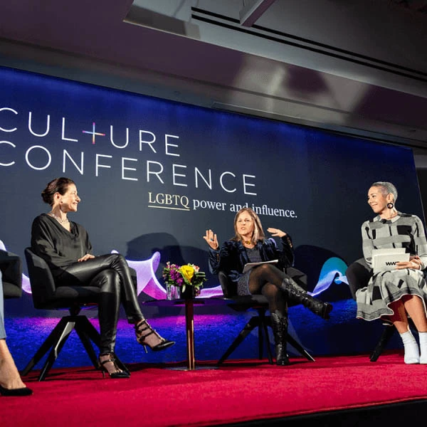 Pessoas falando no palco