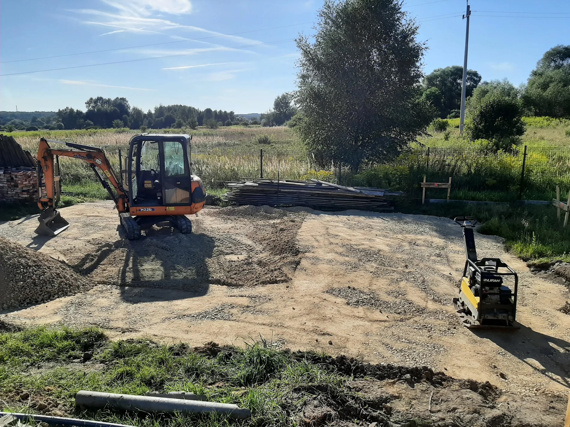 Kompleksowe przygotowanie pod płytę betonową i garaż – proces krok po kroku