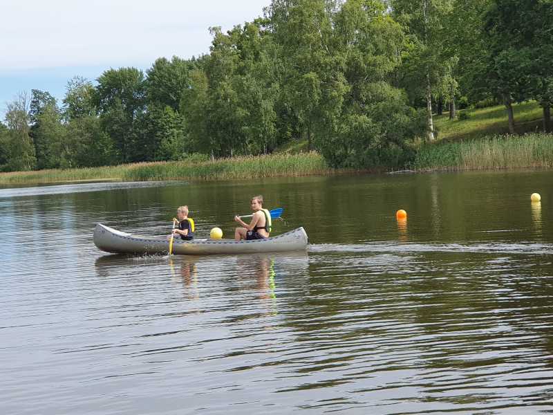 Två pojkar i en kanot.