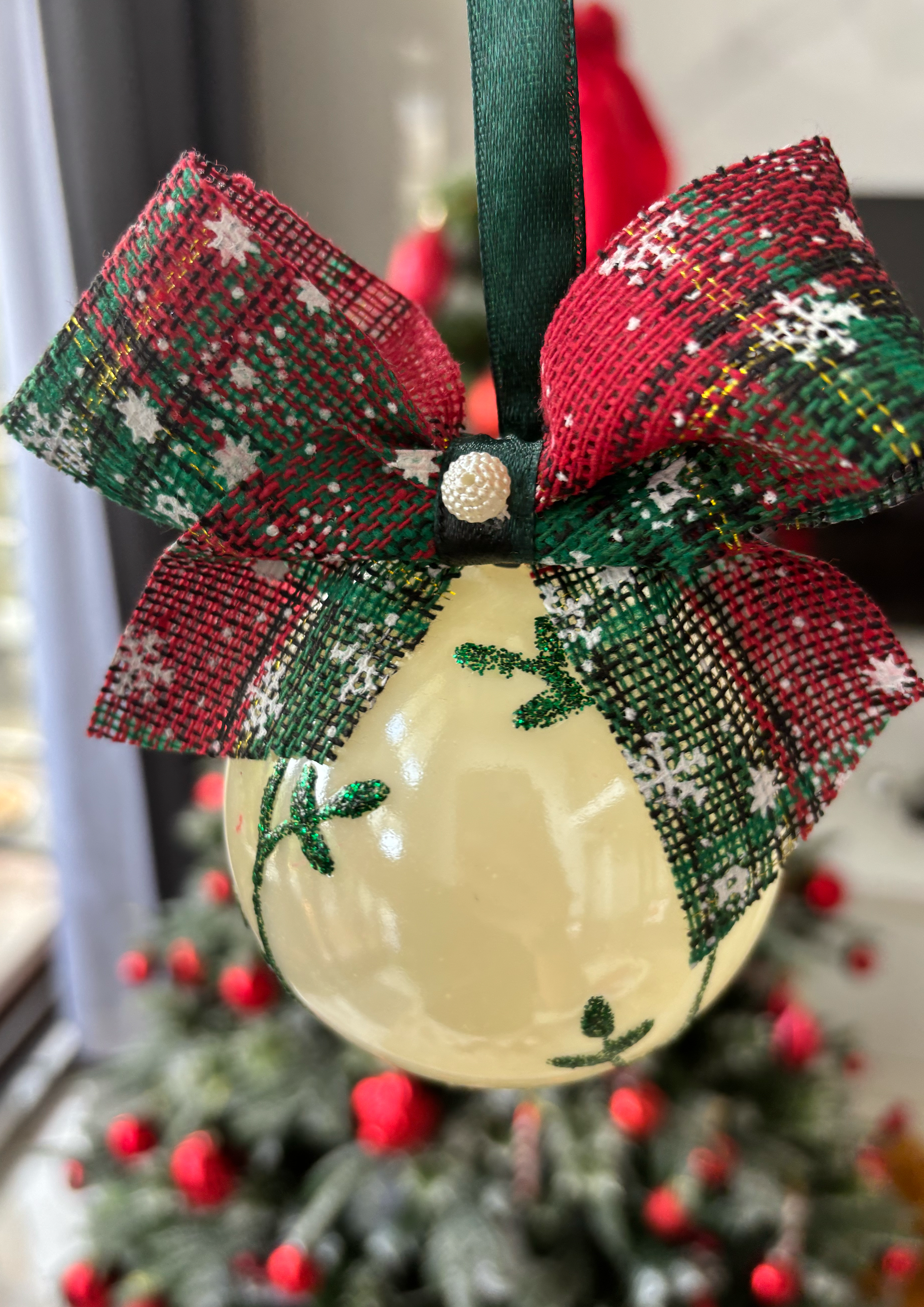 Image for White Christmas bauble(green leaves)