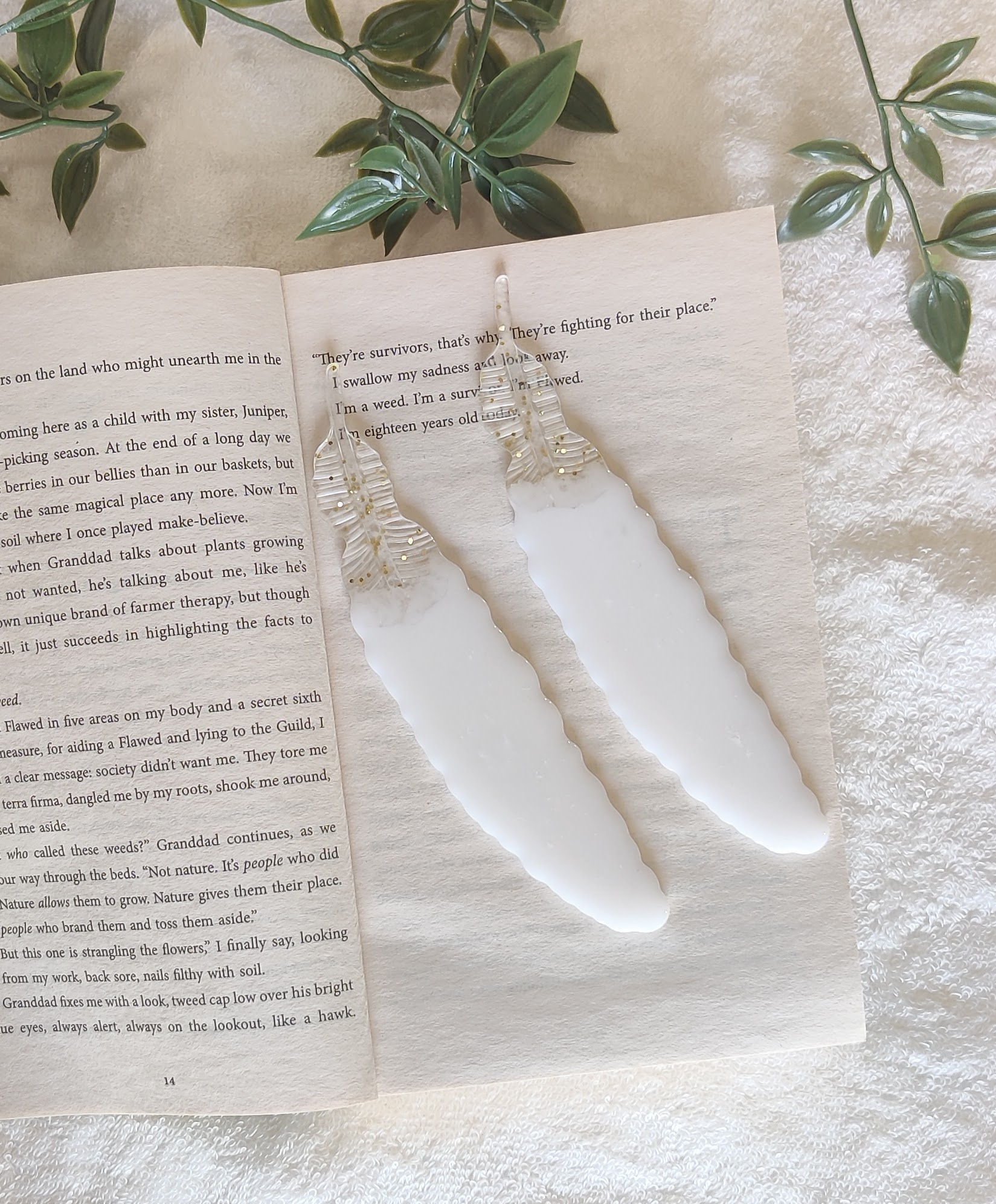 Image for White feather resin bookmarks(Pack of 2)