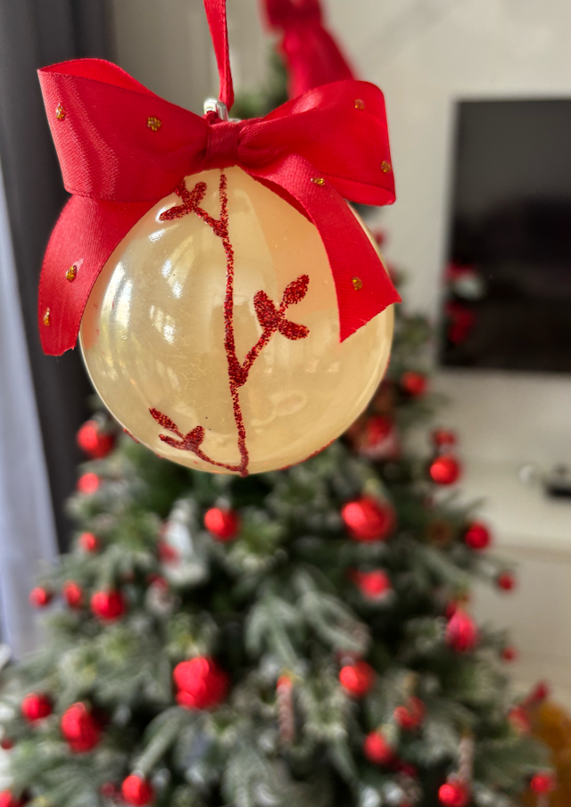 White Christmas bauble(red leaves)