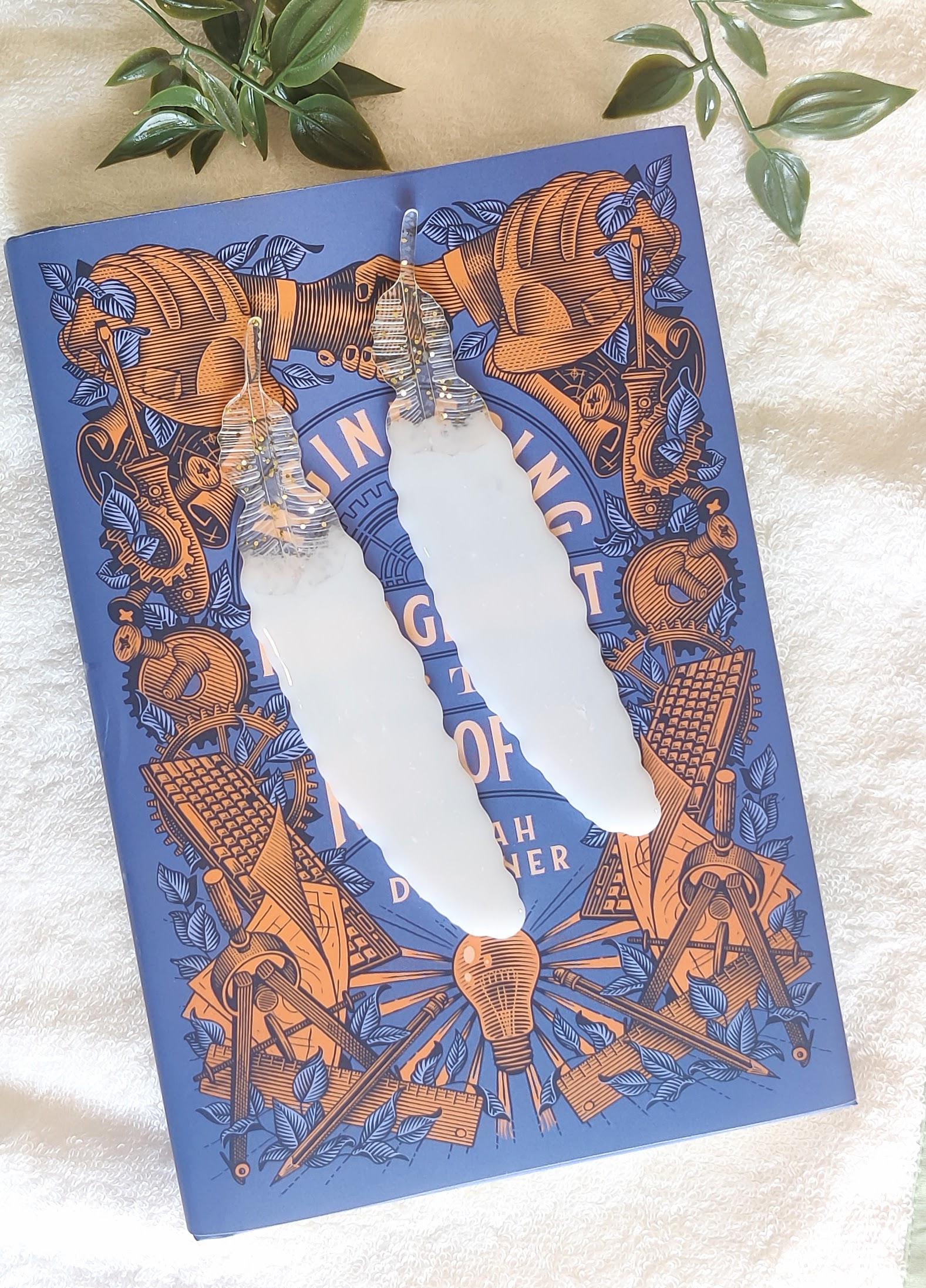 Image for White feather resin bookmarks(Pack of 2)