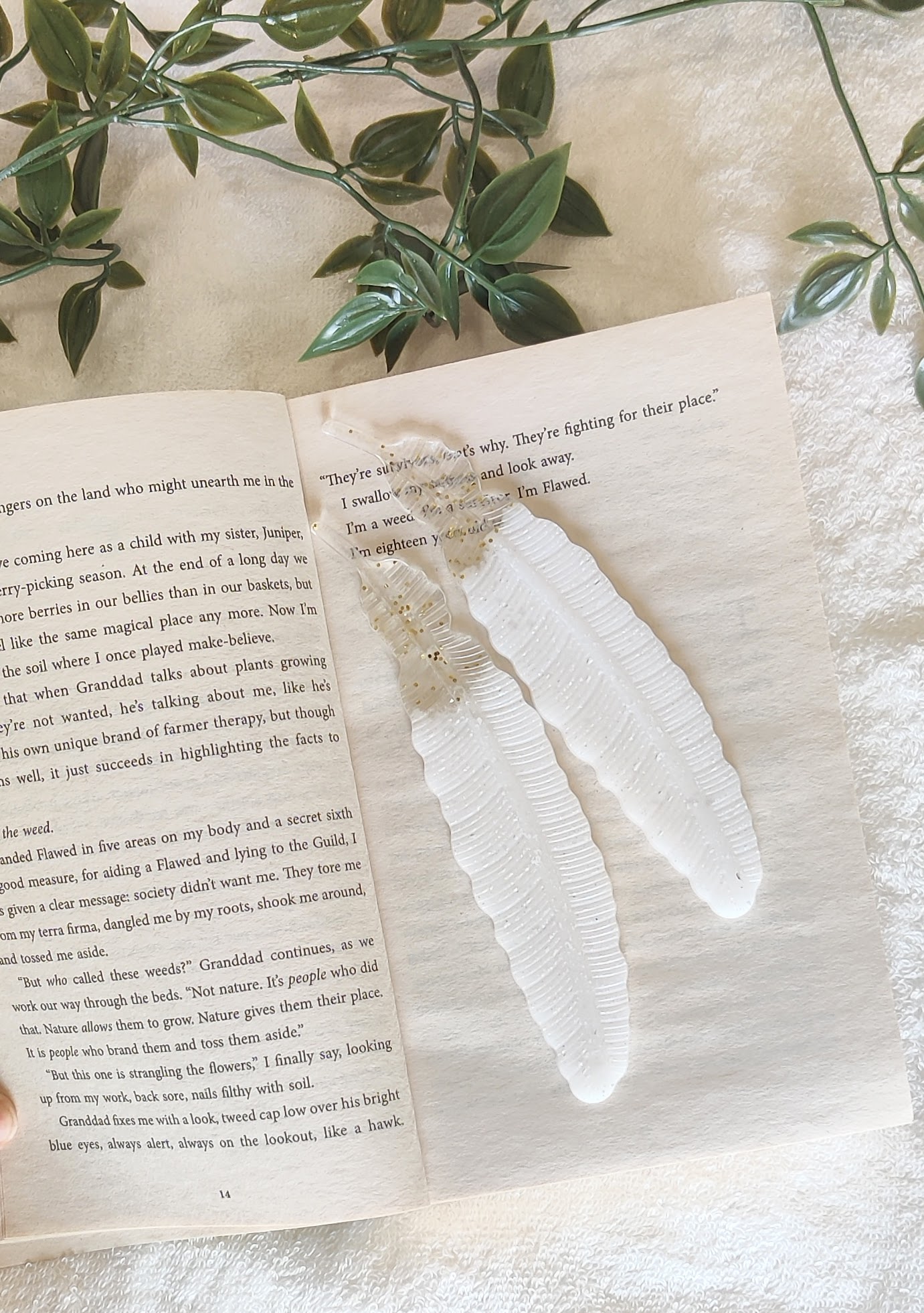 Image for White feather resin bookmarks(Pack of 2)