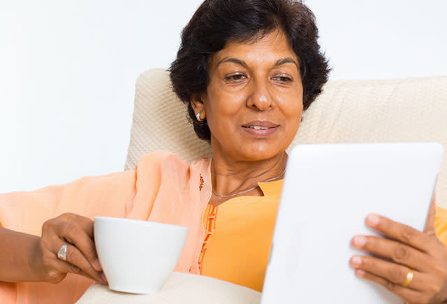 Mujer leyendo y tomandose un café