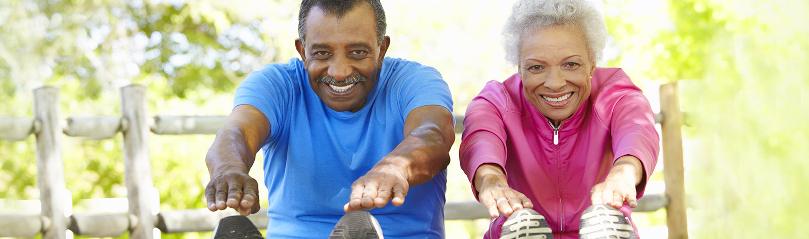 Pareja de adultos mayores ejercitandose