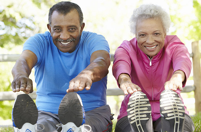 Pareja de adultos mayores ejercitandose