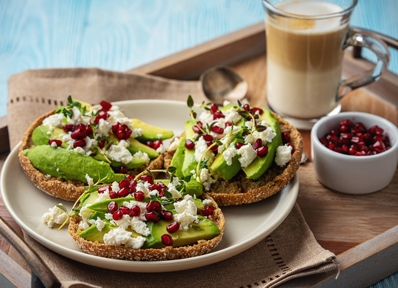 Toast à l'avocat, grenade et Feta AOP Greco