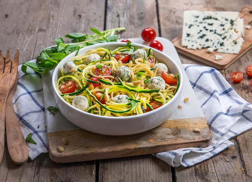Salade de pâtes, spaghettis de courgettes, pignons, tomates et Roquefort AOP
