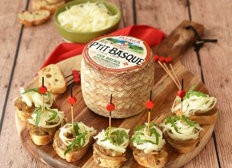 Pintxos* au P'tit Basque, oignons caramélisés et roquette