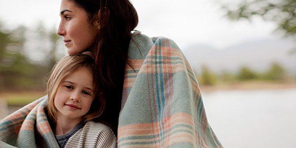 Imagen de mujer abrazando a su hija