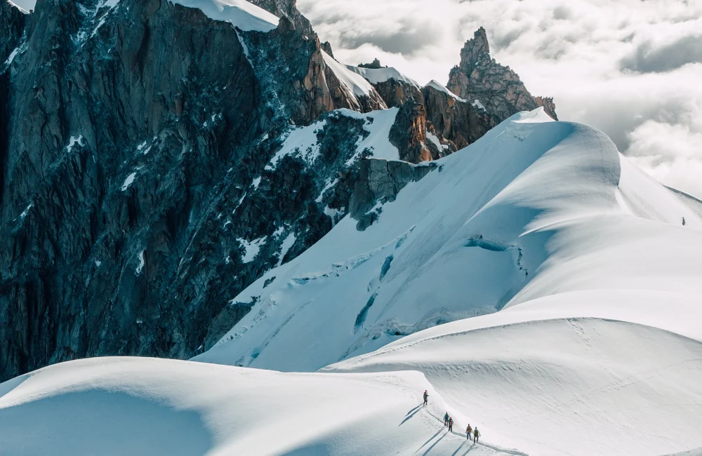 Snødekte fjelltopper i Chamonix, Frankrike