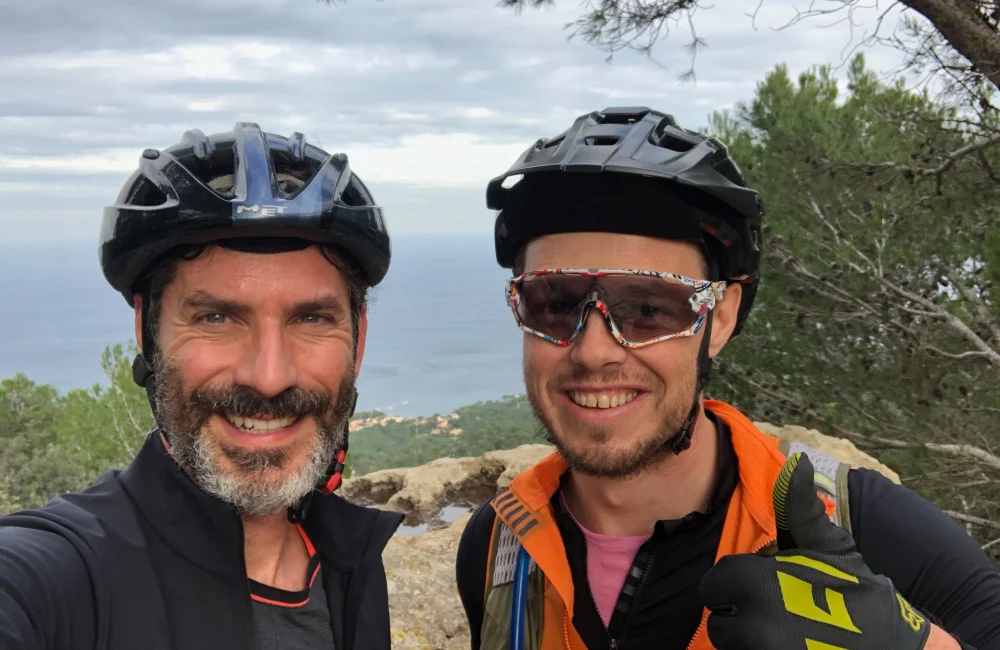 The author Jens Lapidus with a friend in Mallorca