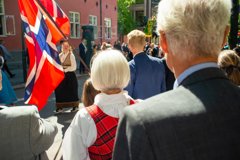 Människor tittar på den norska nationaldagsparaden