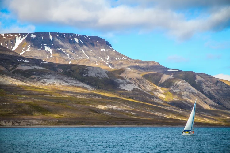 En segelbåt på vattnet i Longyearbyen, Svalbard