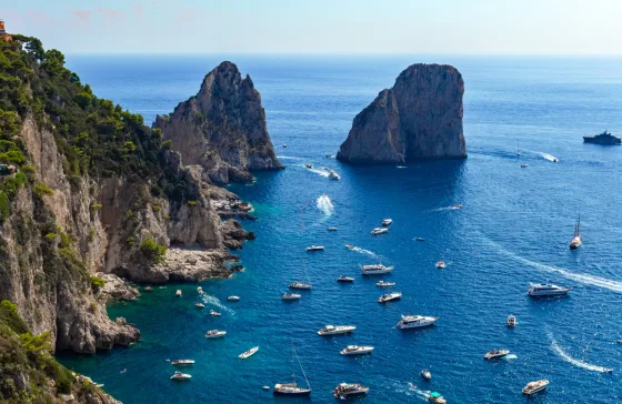 Klipper og hav ved øen Capri