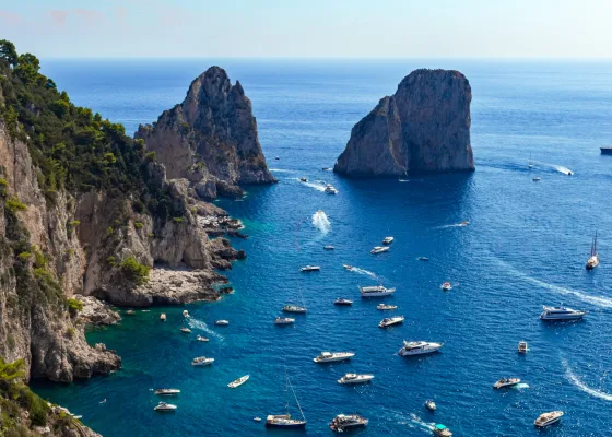 Klipper og hav på øya Capri