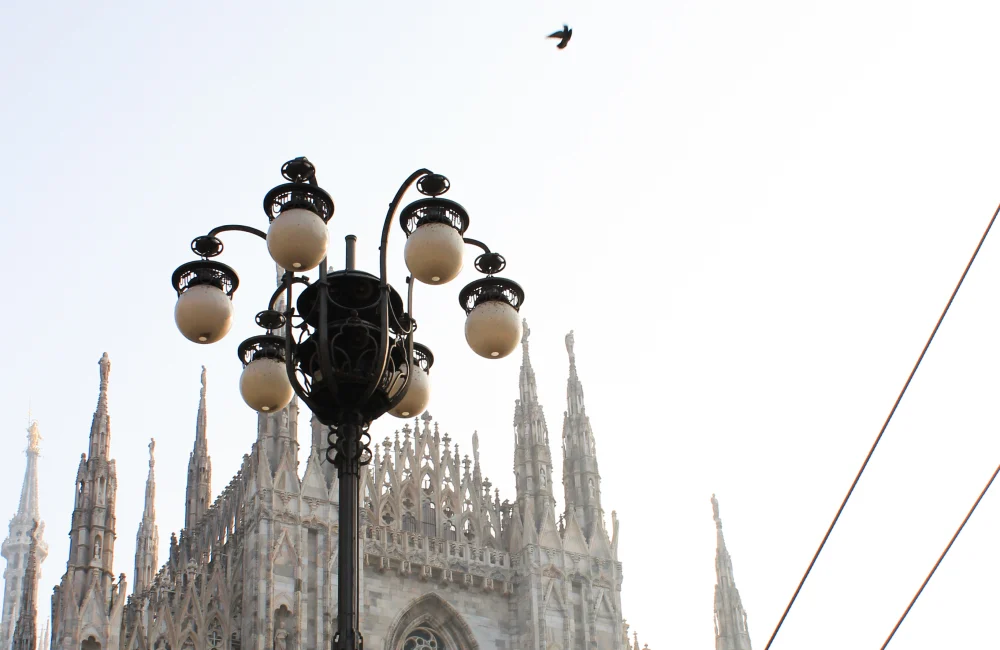 En lyktstolpe framför Duomo di Milano