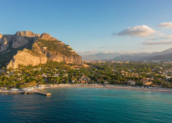 Fantastisk Mondello Beach på solrige Sicilien.