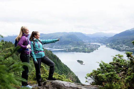 Two women hiking in the Norwegian mountains